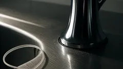 蛇口の根元の溝汚れがごっそり取れる ビニール紐でできる隙間掃除