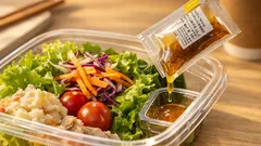 小袋ドレッシングを手を汚さずに出し切る方法 サラダのふたでできる簡単ワザ