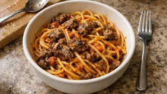 余ったハンバーグがごちそうに。にんにく香るトマトソースパスタの簡単リメイク