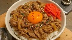 ニラとにんにくでパンチを足す「スタミナ牛丼」—卵黄でまろやかに仕上げるレシピ
