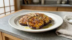 フライパンでこんがり、洋風焼きナス—オリーブオイルと黒こしょうでシンプルに