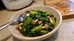 レンジでさっと完成。小松菜としめじのポン酢和え、忙しい日の定番副菜に