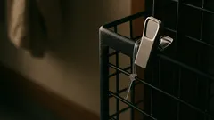 ダイソーのワイヤーバスケットで「ちょい置き」卒業、服の一時置き棚を工具なしでDIY